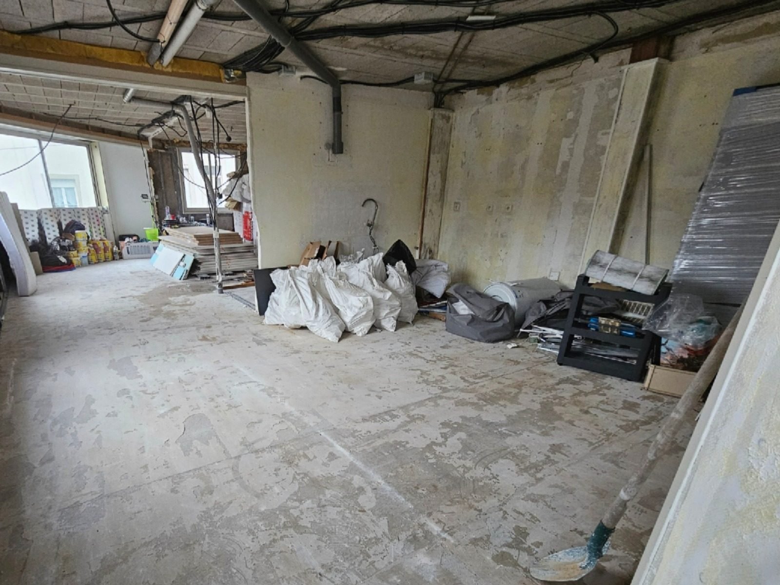 Séjour et cuisine avant travaux